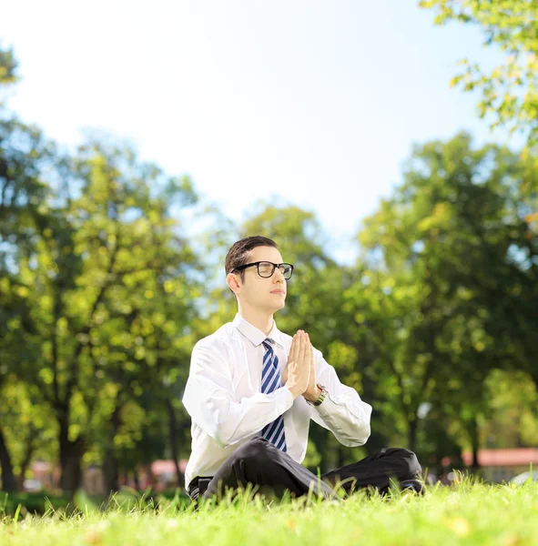 Uomo d'affari che fa esercizio yoga — Foto Stock