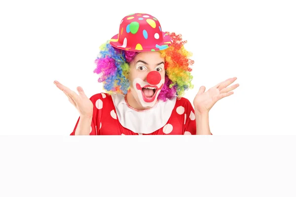 Mannelijke clown achter lege paneel — Stockfoto