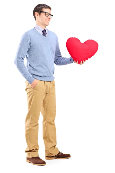 Jovem homem segurando coração vermelho — Fotografia de Stock