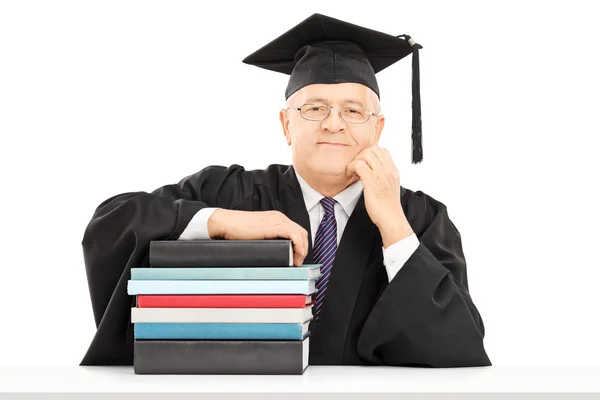 Professor mit Bücherstapel — Stockfoto