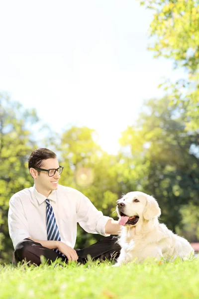 Man med hund i park — Stockfoto