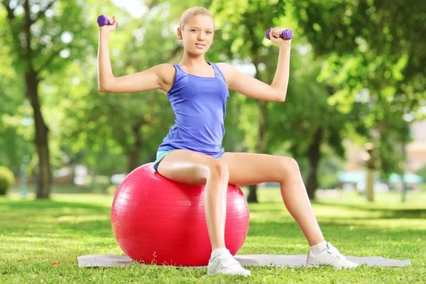 Athlète féminine assise sur la balle — Photo