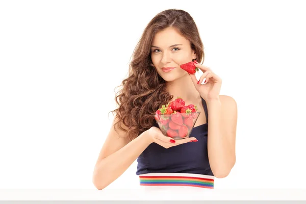 Woman holding bowl of strawberries — Stock Photo, Image