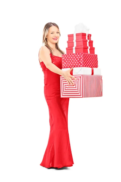 Chica sosteniendo pila de regalos — Foto de Stock