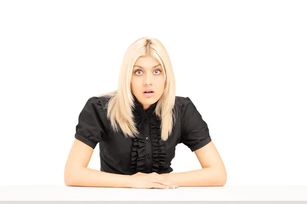 Mulher surpreso sentado na mesa — Fotografia de Stock