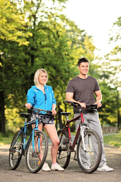 Χαμογελώντας ζευγάρι με ποδήλατα — Φωτογραφία Αρχείου