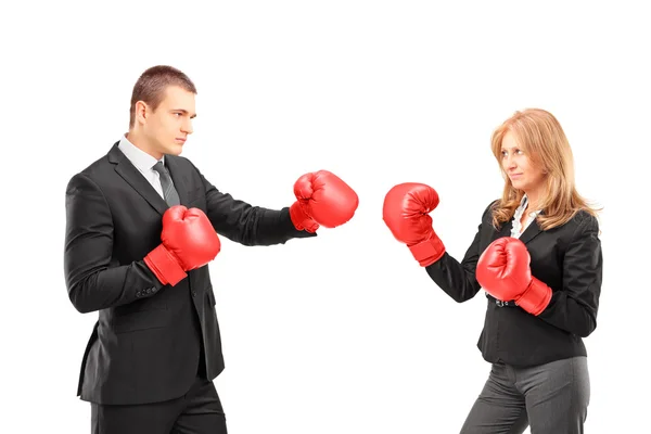 Zakenvrouw die strijd met businessm — Stockfoto