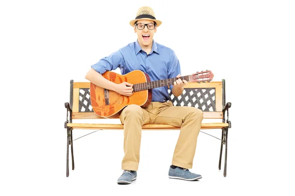 Człowiek gra na gitarze akustycznej — Zdjęcie stockowe