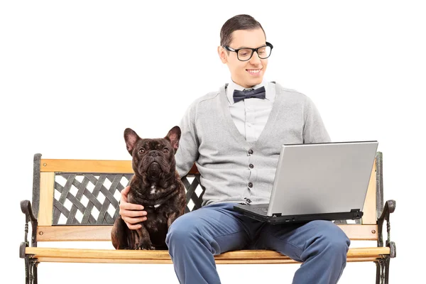 Man zit met hond en op laptop — Stockfoto