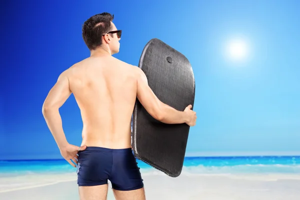 Male surfer holding surfboard — Stock Photo, Image