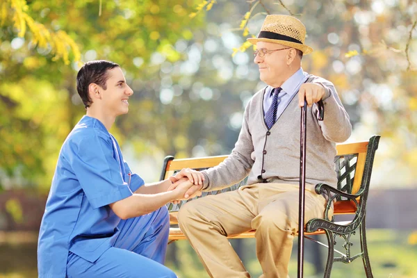 Professionista sanitario aiutare l'uomo anziano — Foto Stock