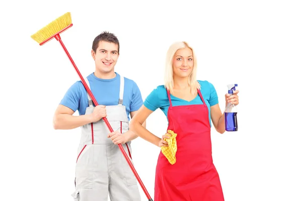 Samec a samice s čistící prostředky — Stock fotografie