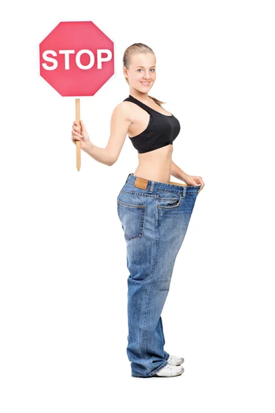 重量损失女孩抱着标志停止 — 图库照片