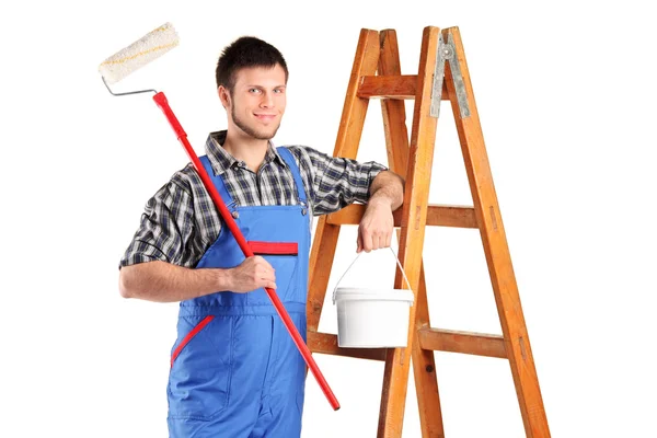 Trabalhador segurando rolo de pintura — Fotografia de Stock