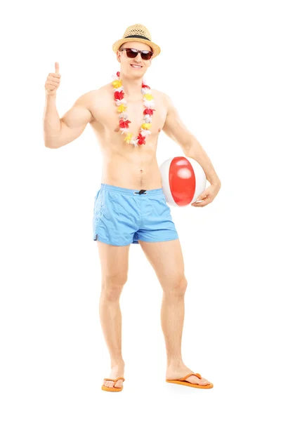 Hombre sosteniendo pelota de playa — Foto de Stock