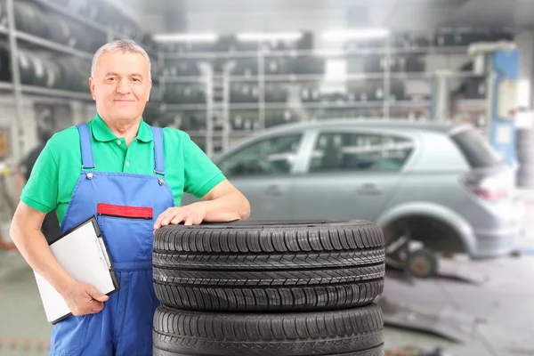 Mecánico maduro en el taller de reparación de automóviles — Foto de Stock