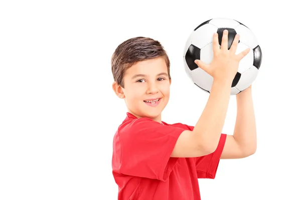 Pojken håller en fotboll — Stockfoto
