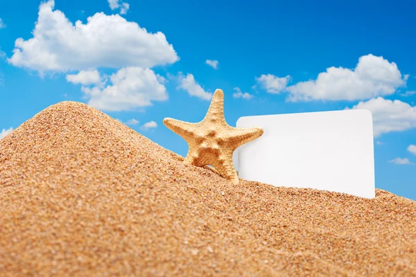 Sea star and card at beach — Stock Photo, Image