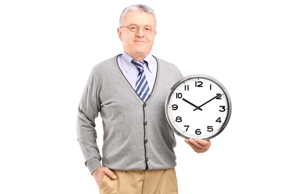 Джентльмен тримає настінний годинник — стокове фото