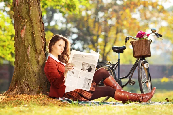 公園内の女性の読書新聞 — ストック写真