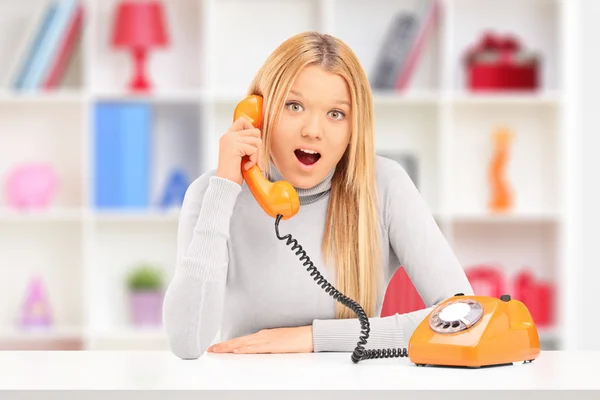 Vrouw thuis praten over de telefoon — Stockfoto