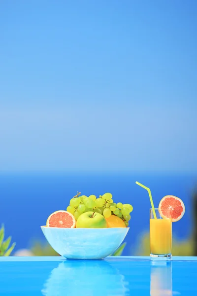 Saft und Schale mit verschiedenen Früchten — Stockfoto