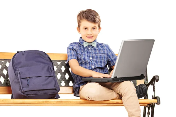 Iskolás padon laptop — Stock Fotó