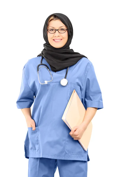 Médico musulmán sosteniendo papeles — Foto de Stock