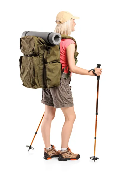Mujer con mochila y bastones de senderismo —  Fotos de Stock