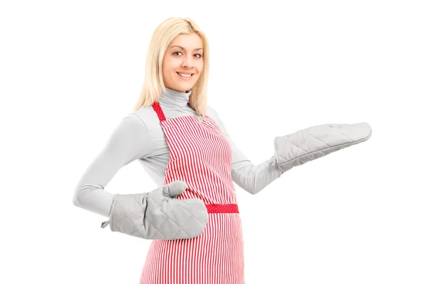 Houswife wearing cooking mittens — Stock Photo, Image