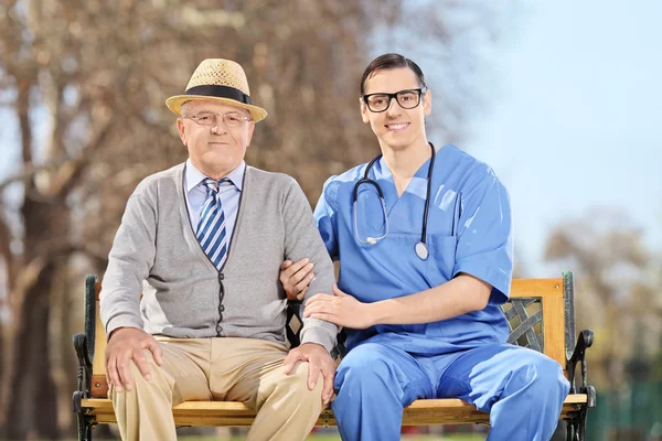 Doktor ve parkta oturan bey