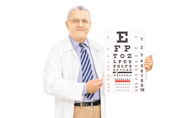 Optician masculino segurando teste de visão — Fotografia de Stock