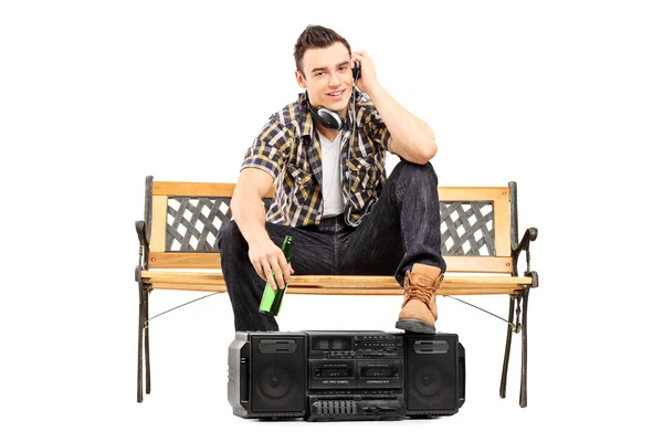 Man listening music and drinking beer — Stock Photo, Image