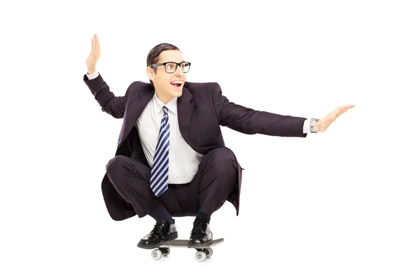 Lachende zakenman een skateboard rijden — Stockfoto