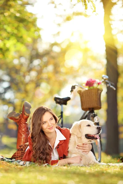 女性与她的拉布拉多狗在公园里 — 图库照片