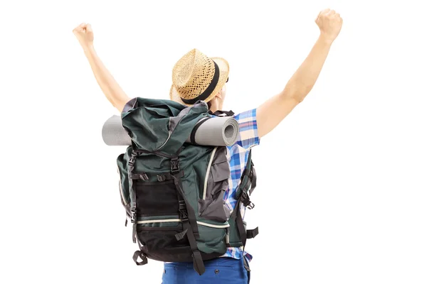 Männliche Wanderer mit erhobenen Händen gestikulieren Glück isoliert auf weißem Hintergrund — Stockbild Männlicher Wanderer mit erhobenen Händen — Stockfoto
