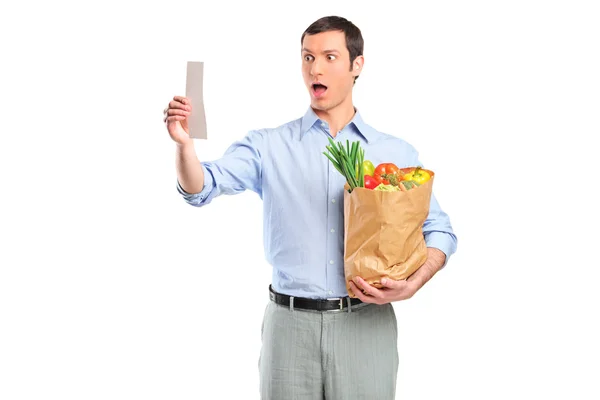 Hombre mirando el recibo de la tienda — Foto de Stock