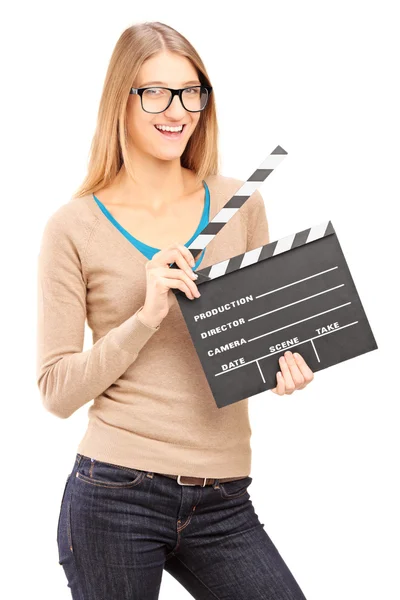 Joven mujer sosteniendo una película aplaudir — Foto de Stock