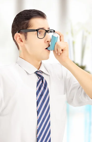 Человек, принимающий лечение астмы — стоковое фото