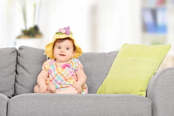 Meisje van de baby op sofa — Stockfoto