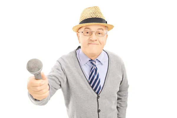 Homem idoso segurando um microfone — Fotografia de Stock