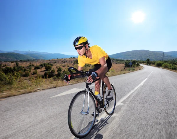 Radfahrer fährt Fahrrad — Stockfoto