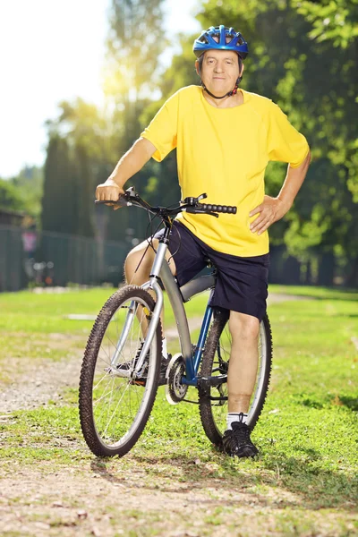 Man die zich voordeed op fiets — Stockfoto