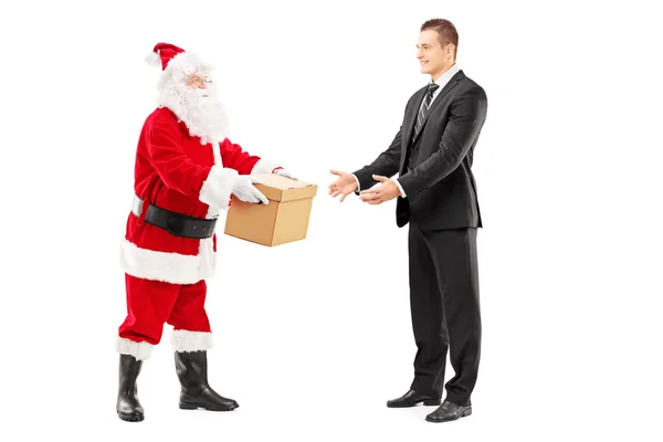 Weihnachtsmann schenkt dem Mann Schachtel — Stockfoto