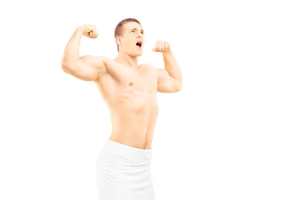 Muscular jovem em toalha posando — Fotografia de Stock