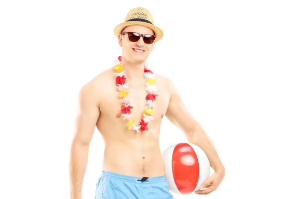 Ajuste hombre sosteniendo pelota de playa — Foto de Stock