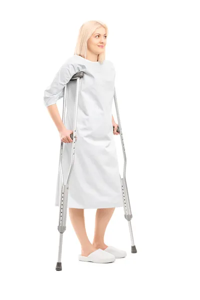 Paziente donna in abito da ospedale — Foto Stock