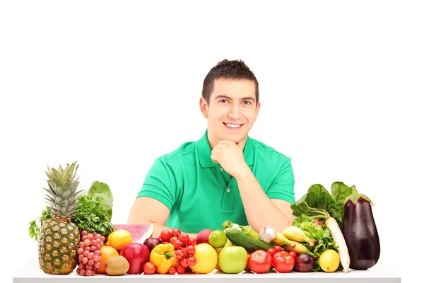 Homme aux fruits et légumes — Photo