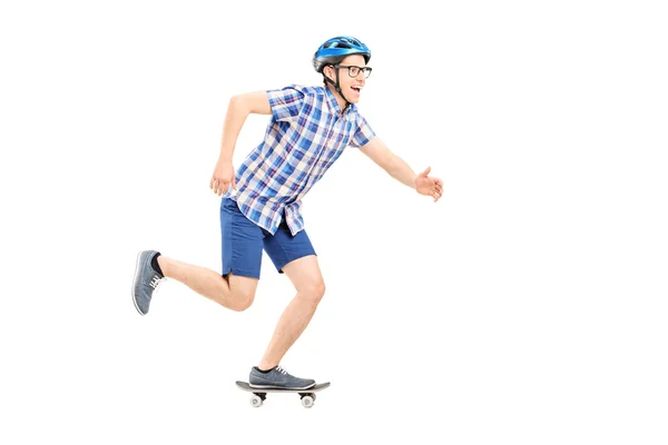 Mann fährt kleines Skateboard — Stockfoto