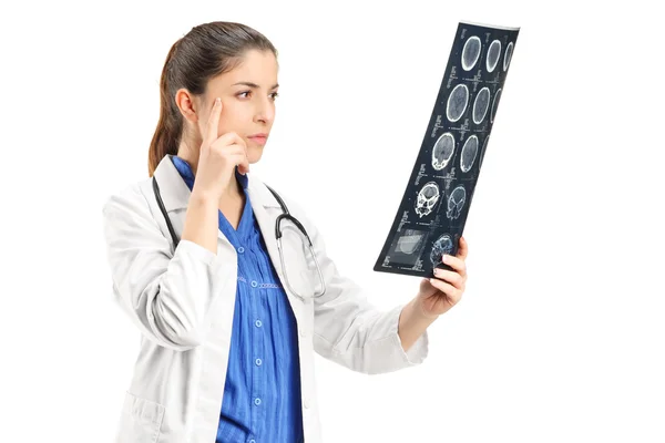 Female doctor analyzing an x-ray — Stock Photo, Image